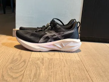 Used Asics Novablast 5 Running Shoes