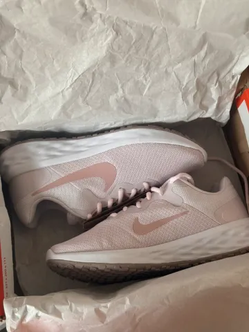 Tweedehands Nike Revolution 6 bike — afbeelding 1 van 5