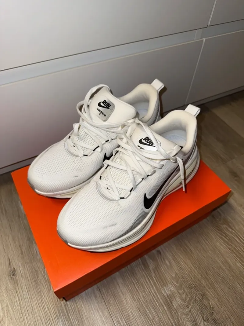 Nike Vomero 18 Running Shoes usato