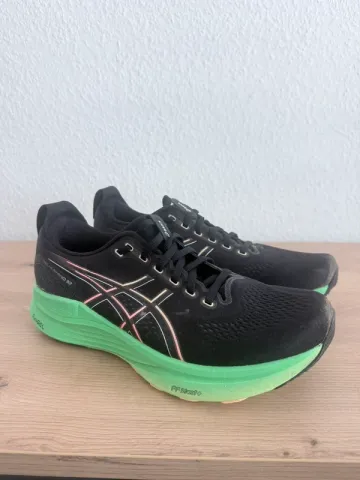 Used Premium Asics Gel-Kayano 32 Running Shoes
