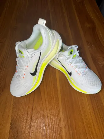 Used Nike Vomero 18 Running Shoes