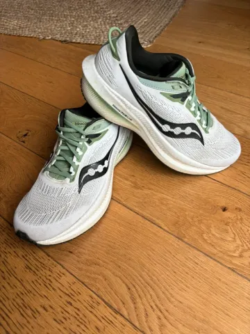Used Saucony Triumph 21 Running Shoes
