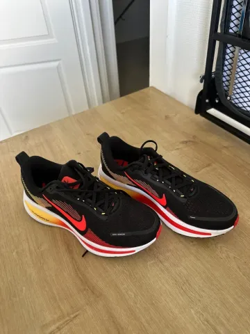 Gebrauchtes Orange Vomero 18 Running Shoes