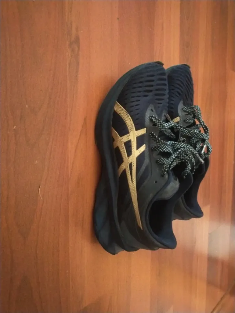 Asics Novablast bike d'occasion — image 2 sur 3