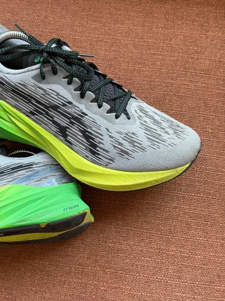 Asics Novablast 3 bike usato — immagine 3 di 8