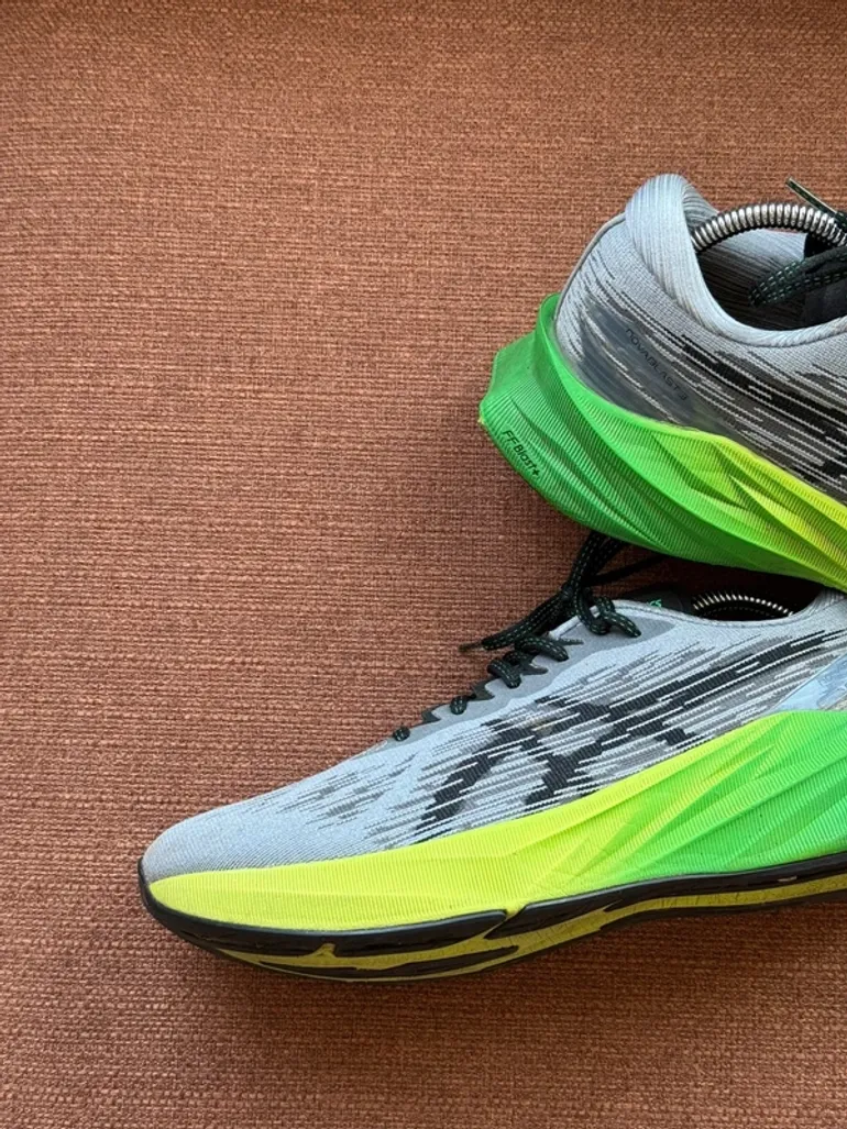Asics Novablast 3 bike usato — immagine 2 di 8