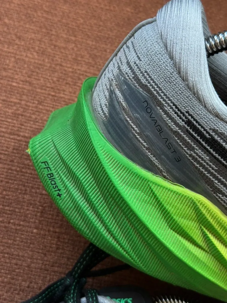 Asics Novablast 3 bike usato — immagine 4 di 8