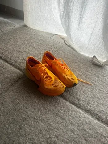 Tweedehands Nike Vaporfly 3 ZoomX bike — afbeelding 2 van 2