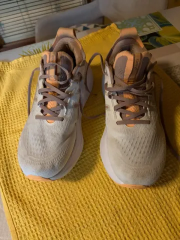 Used Asics Gel Nimbus 27 Running Shoes