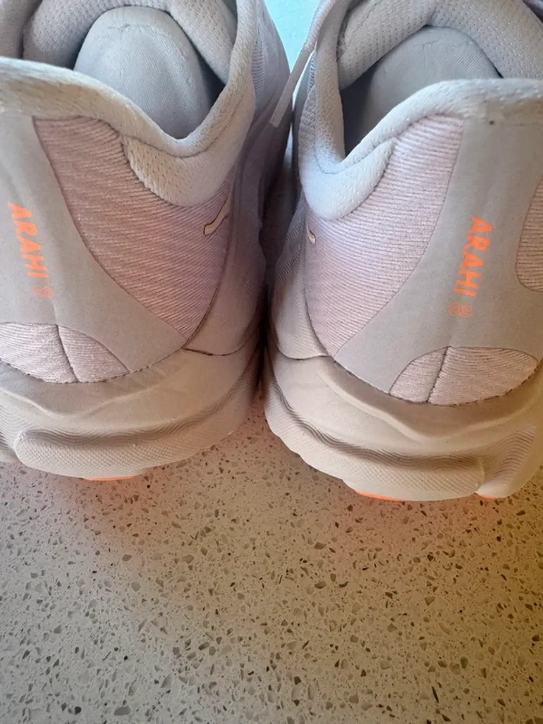 Used Hoka Arahi 8 bike — image 4 of 4