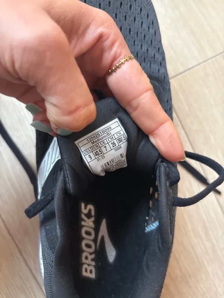 Used Brooks Running Shoes bike — image 3 of 4