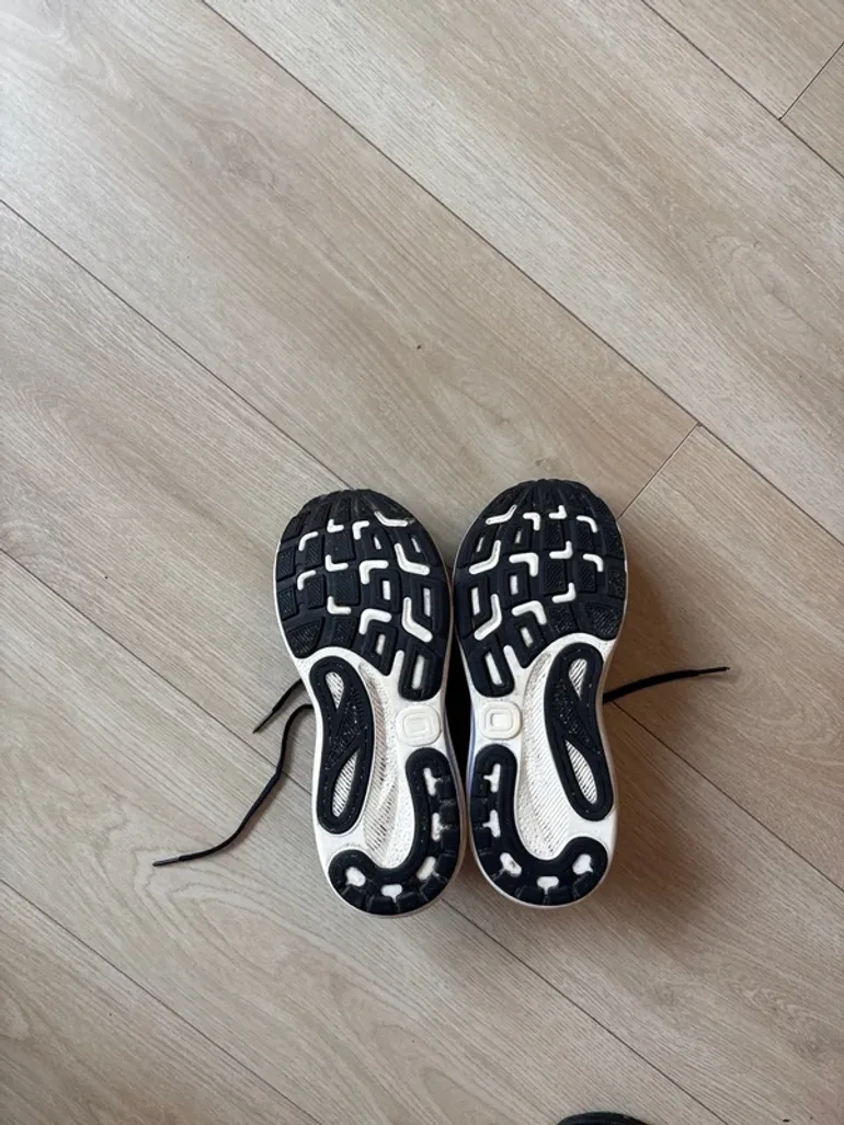 Used Brooks Running Shoes bike — image 4 of 4