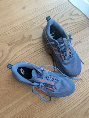 Used Asics Novablast 5 Running Shoes