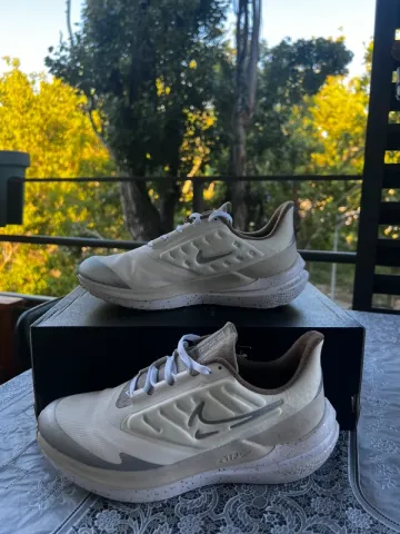 Gebrauchtes White Nike Air Winflo 9 Shield bike — Bild 1 von 12