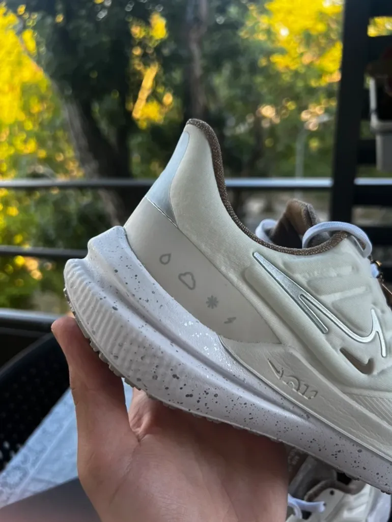 Gebrauchtes White Nike Air Winflo 9 Shield bike — Bild 8 von 12
