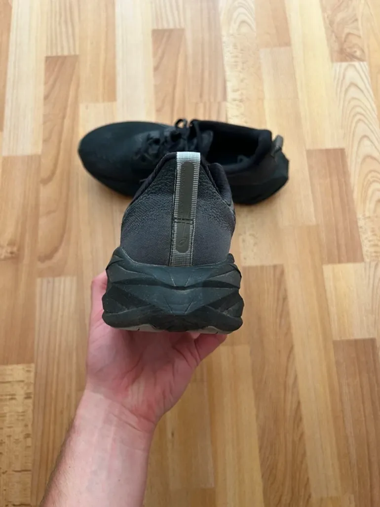 Used Asics Novablast 4 bike — image 2 of 4