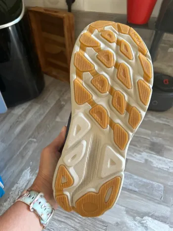 Used Hoka Clifton 9 bike — image 5 of 11