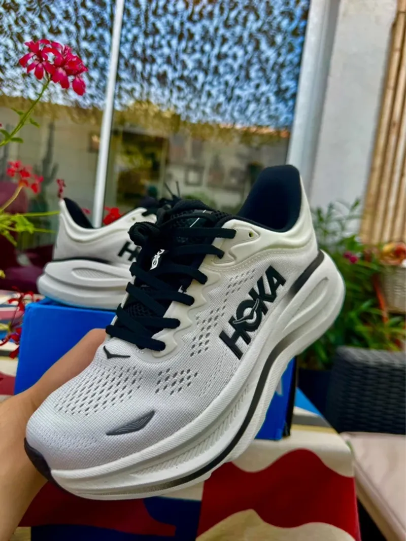 Używany White Bondi 9 Running Shoes