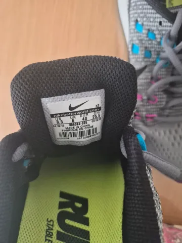 Used Nike Running Shoes bike — image 3 of 4