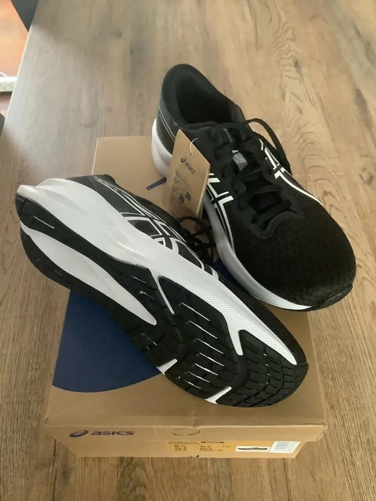 Used Asics Running Shoes bike — image 3 of 3