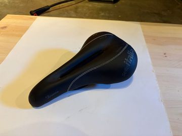 Używany Selle Italia Donna 2023 Saddles & Seatposts