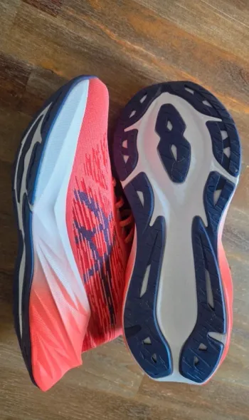 Used Asics Novablast 3 bike — image 3 of 4