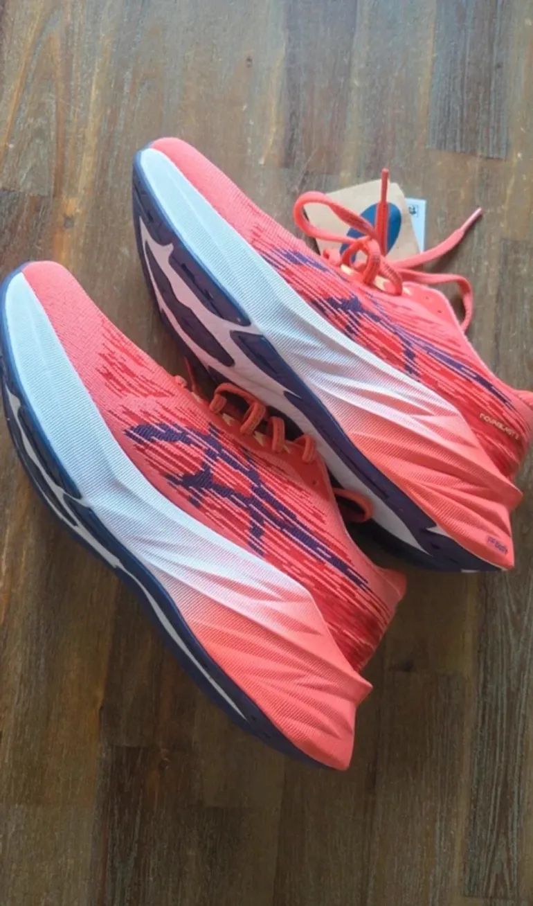 Used Asics Novablast 3 bike — image 2 of 4