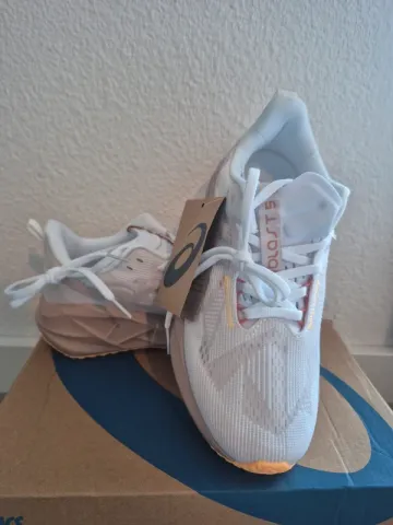 Použité Asics Novablast 5 LE bike — obrázek 3 z 7