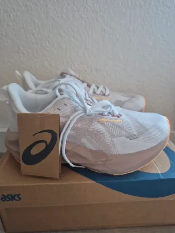Used Asics Novablast 5 LE Running Shoes