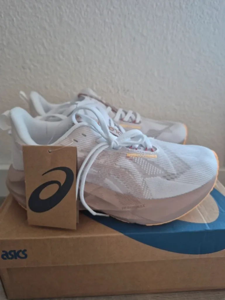 Used Asics Novablast 5 LE bike — image 1 of 7