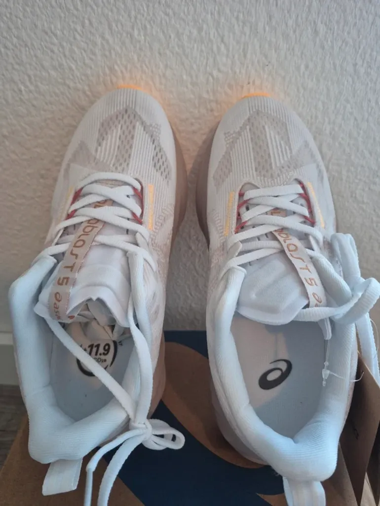 Used Asics Novablast 5 LE bike — image 4 of 7