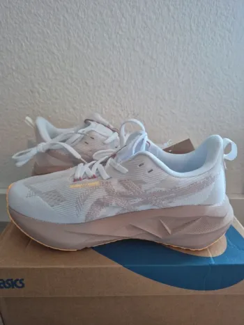 Used Asics Novablast 5 LE bike — image 2 of 7