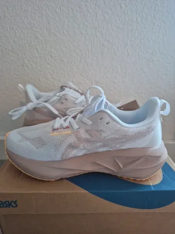 Použité Asics Novablast 5 LE bike — obrázek 2 z 7