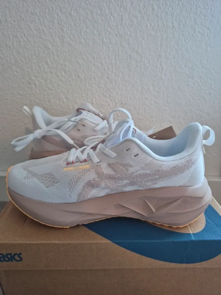 Used Asics Novablast 5 LE bike — image 2 of 7