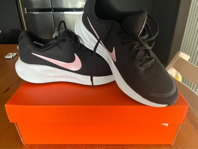 Käytetty Nike Revolution 7 Running Shoes