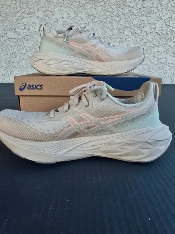 Used Asics Novablast 4 bike — image 2 of 10