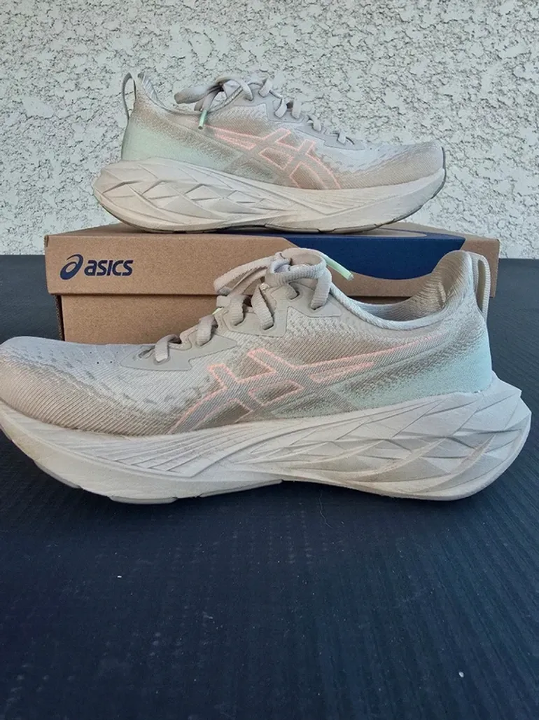 Used Asics Novablast 4 bike — image 2 of 10
