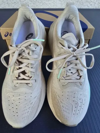 Used Asics Novablast 4 bike — image 3 of 10