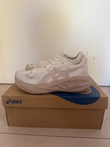Used White Novablast 5 Running Shoes