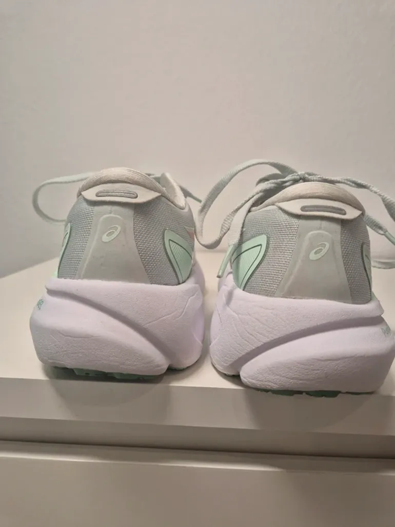 Used Premium Gel-Kayano 30 bike — image 7 of 10