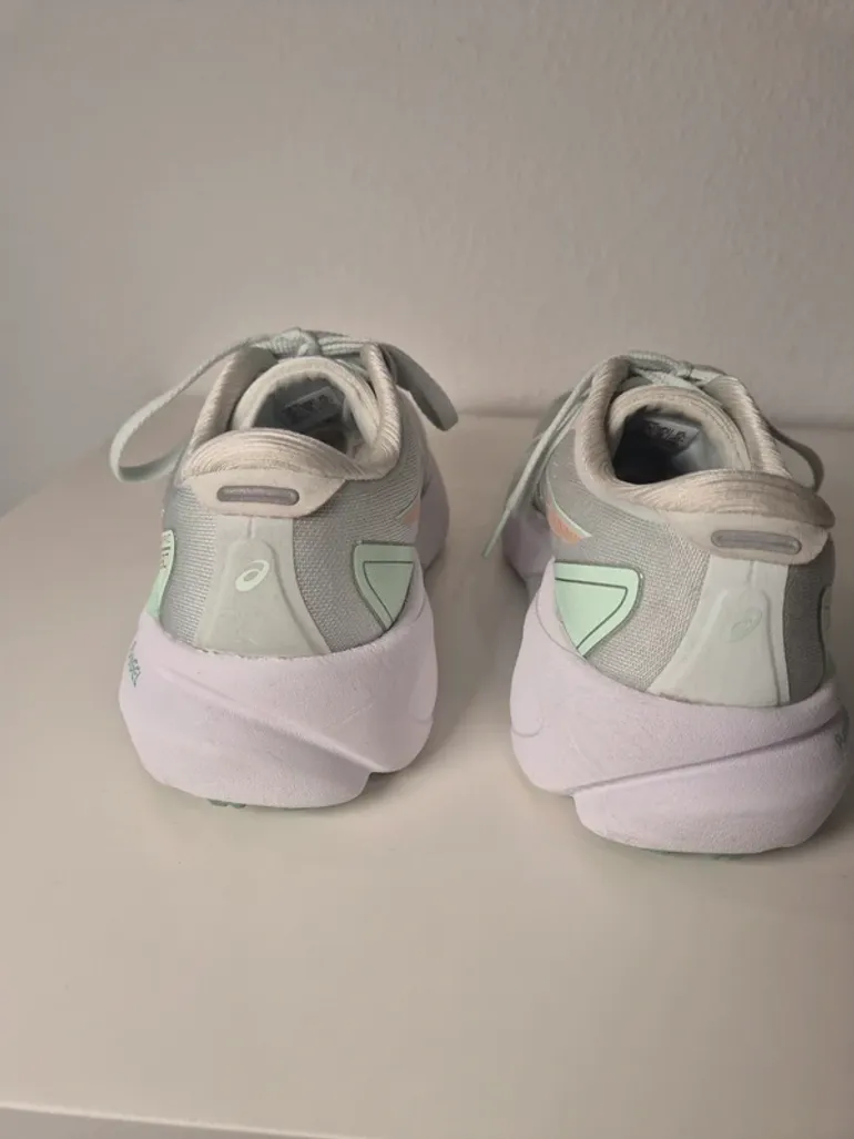 Used Premium Gel-Kayano 30 bike — image 4 of 10