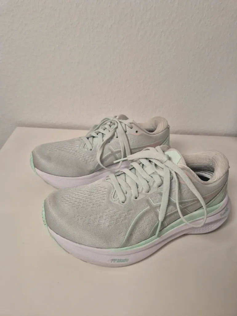 Used Premium Gel-Kayano 30 bike — image 2 of 10
