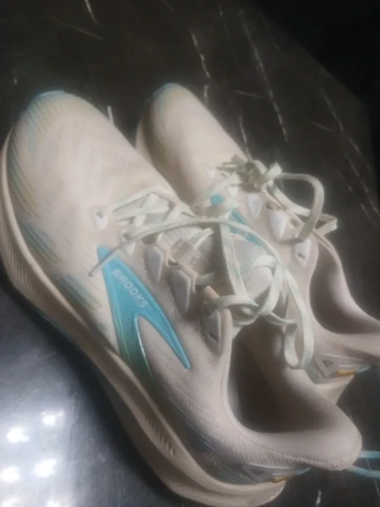 Used Brooks Running Shoes bike — image 3 of 4