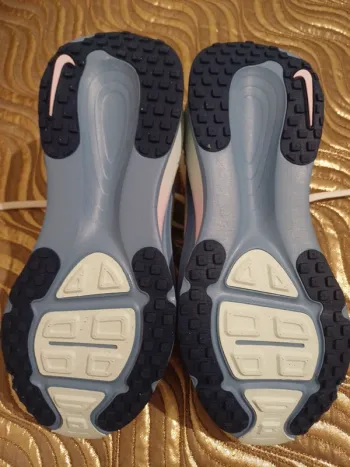 Tweedehands Nike Zoom Vomero 18 bike — afbeelding 3 van 5