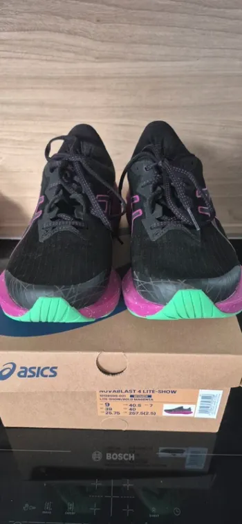 Used Asics Novablast 4 Lite-Show bike — image 1 of 4