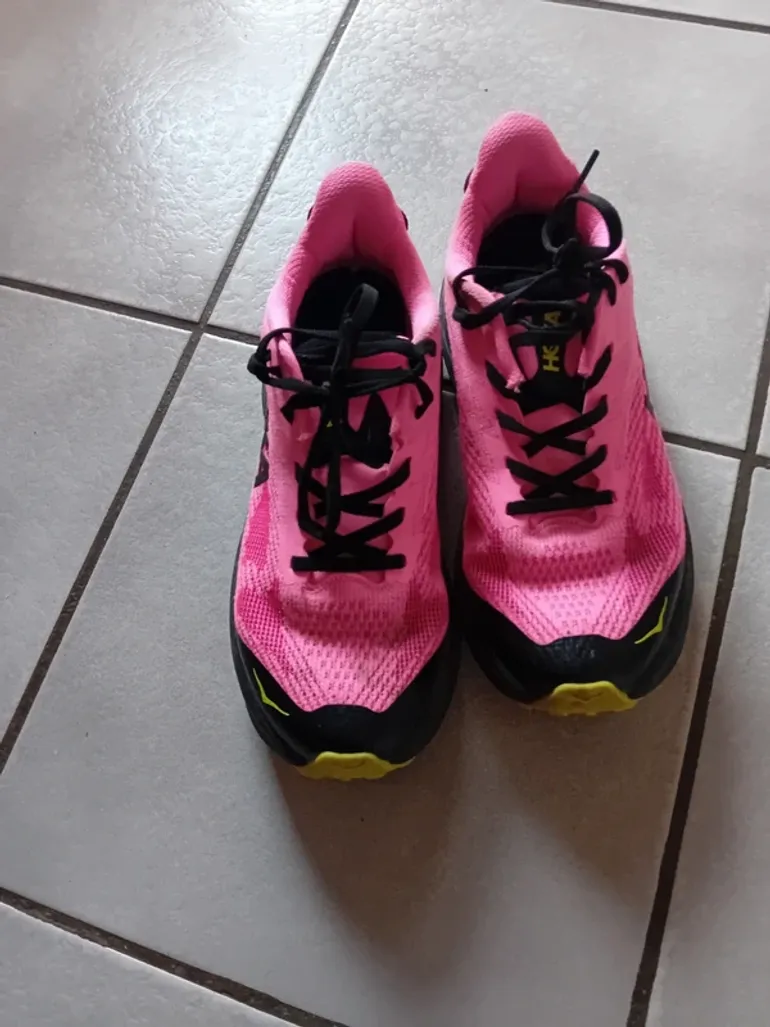 Used Hoka Trailrunning Shoes bike — image 2 of 4