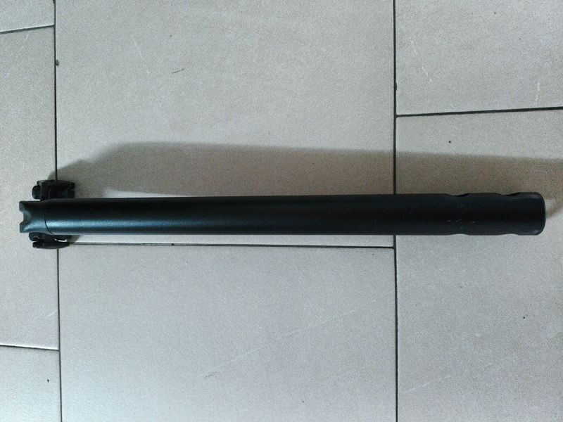 Używany Specialized Alloy, Single Bolt, 30.9mm Saddles & Seatposts