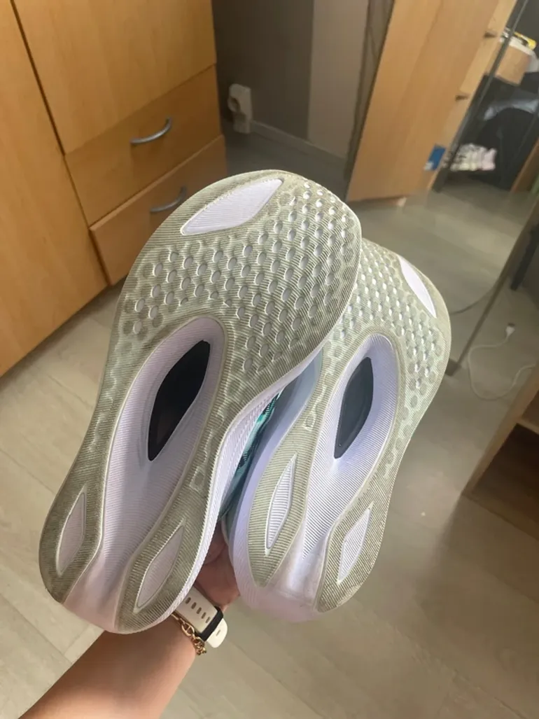 Used Asics Magic Speed 4 FF Turbo bike — image 2 of 9
