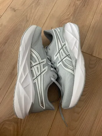 Używany Asics Novablast 5 ATC bike — zdjęcie 1 z 6