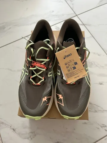 Used Asics Fuji Lite 7 Running Shoes
